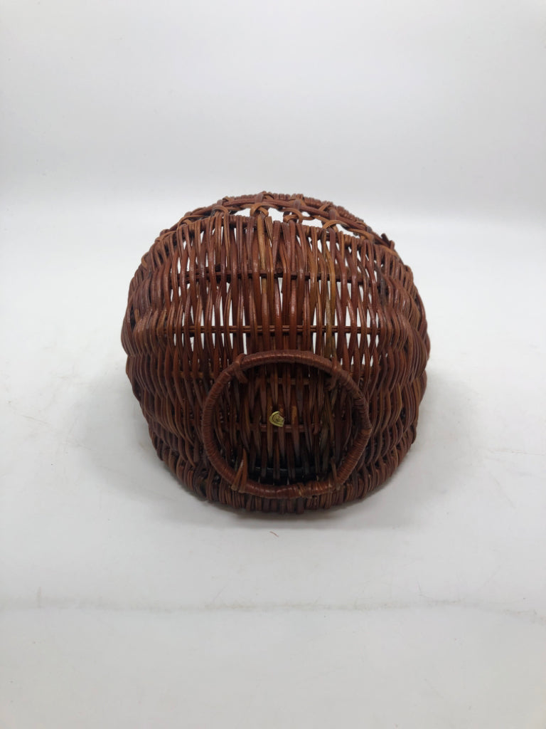 ROUND WICKER WALL BASKET.