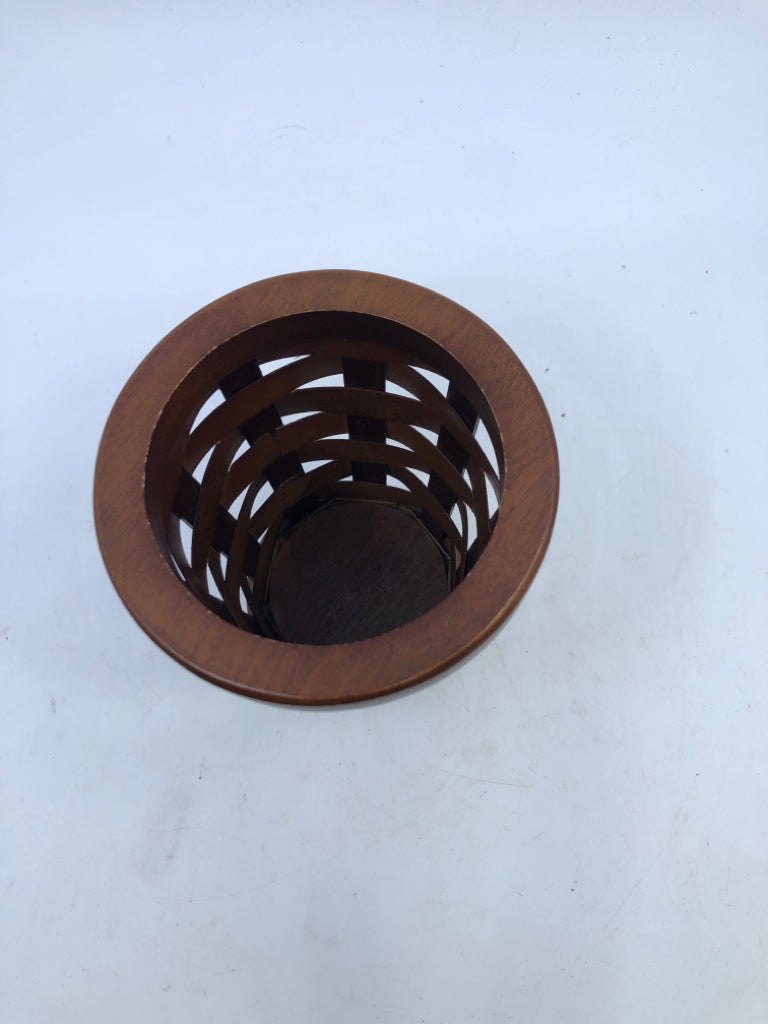WOVEN WOOD PENCIL CUP.