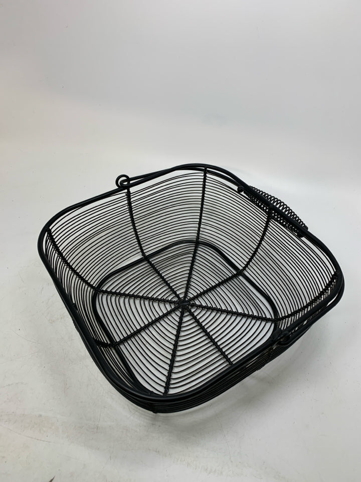 BLACK WIRE BASKET W/ HANDLE.