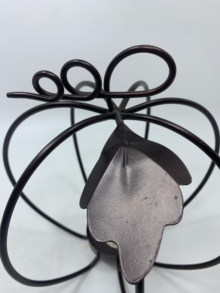 BROWN METAL PUMPKIN TEA LIGHT HOLDER.