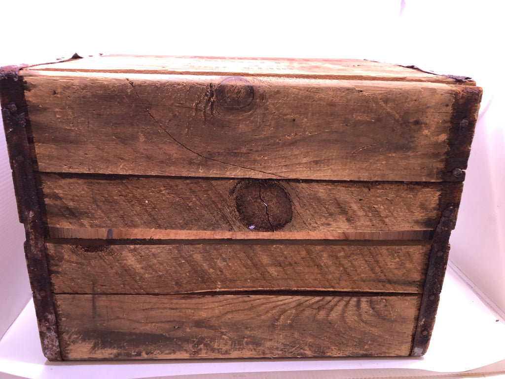 VTG LEOMINSTER WOOD BEVERAGE CRATE W/METAL EDGES.