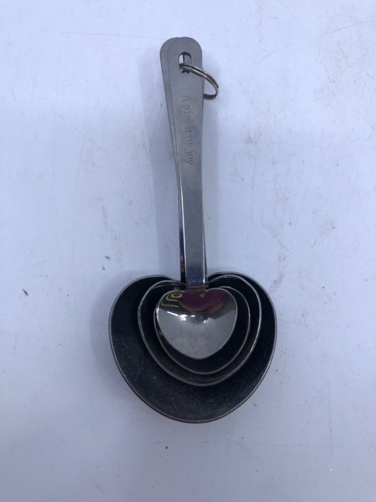 4 PC METAL HEART MEASURING SPOON SET.