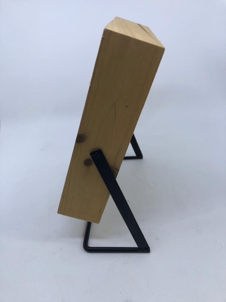 MODERN STYLE SQUARE CLOCK.