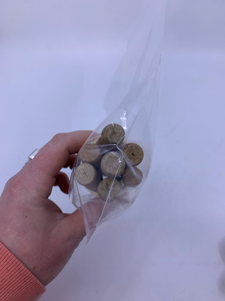 A BUNCH OF WOOD CLOTHES PINS IN BAG.