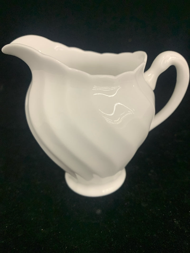 VTG SMALL WHITE SLIGHT RIB CREAMER.