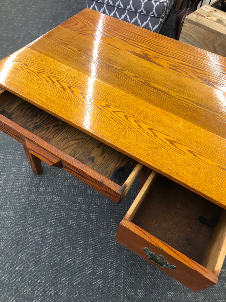VTG OAK WOOD DESK W/4 DRAWERS BRASS DRAWER PULLS.