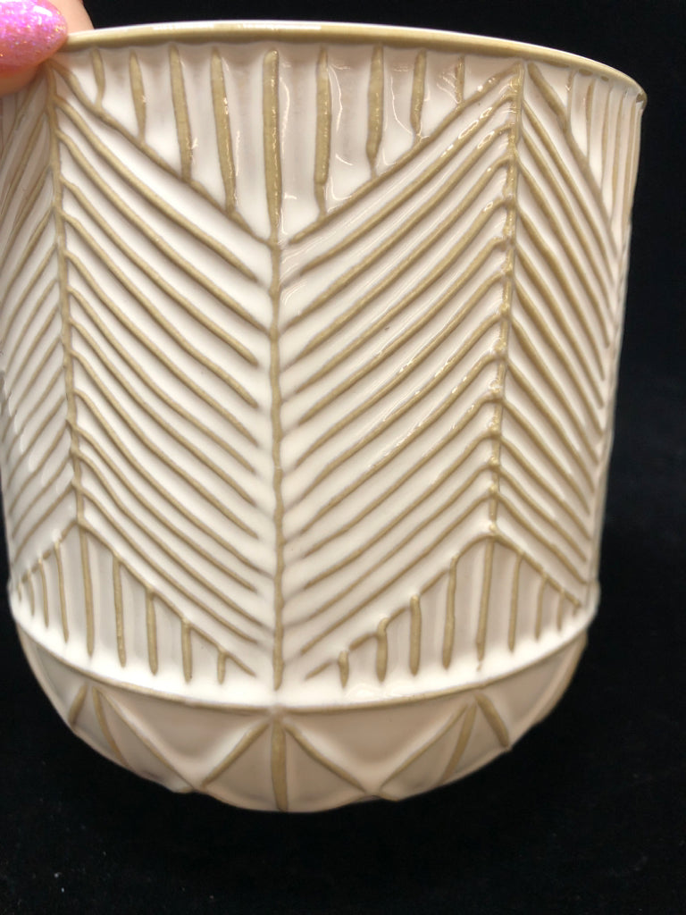 TEXTURED CREAM PLANTER.