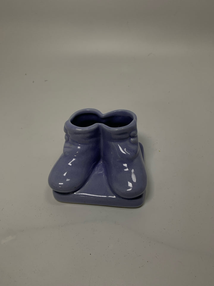 VTG POTTERY BABY SHOES.