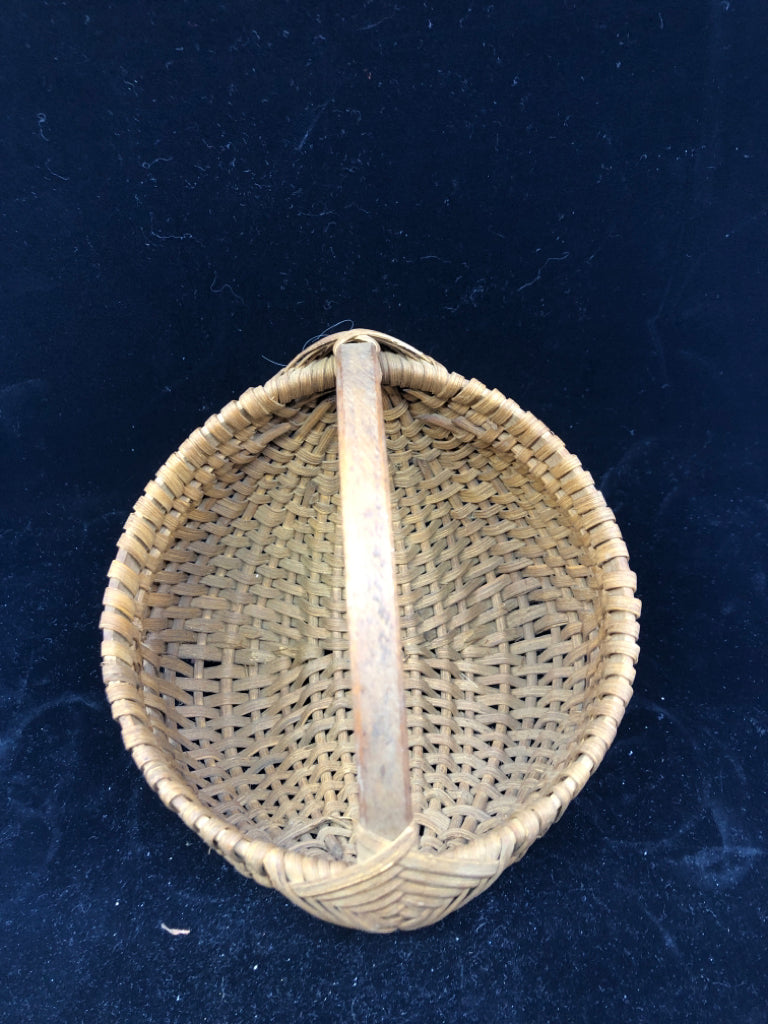 SMALL DOUBLE BASKET W/ HANDLE.