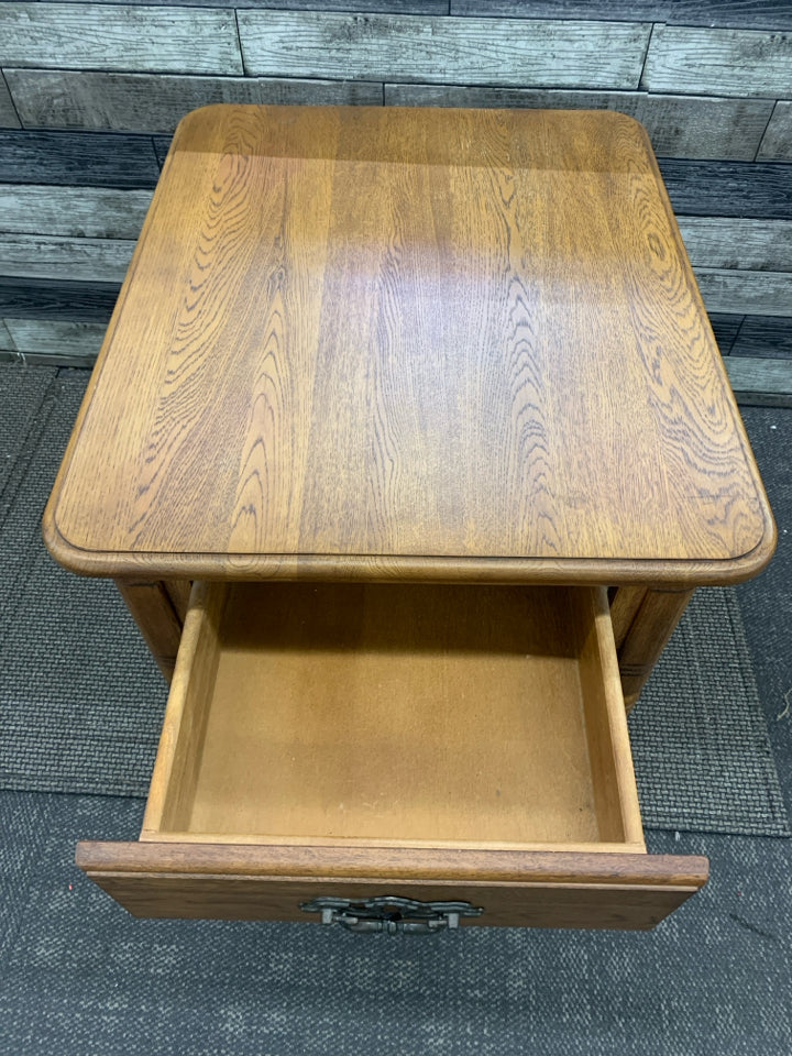 OAK WOOD SIDE TABLE W 1 DRAWER.