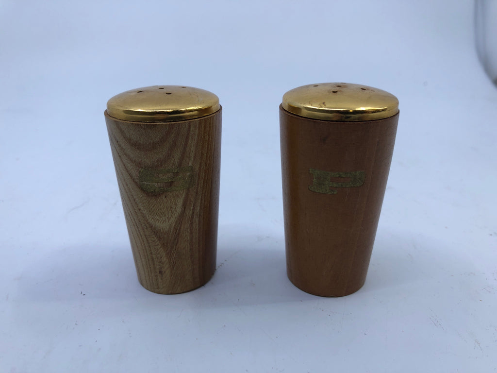 WOOD S/P SHAKERS W/ GOLD TOPS.