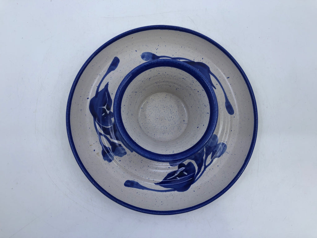 SMALL BLUE FLORAL POTTERY CHIP AND DIP SERVER.