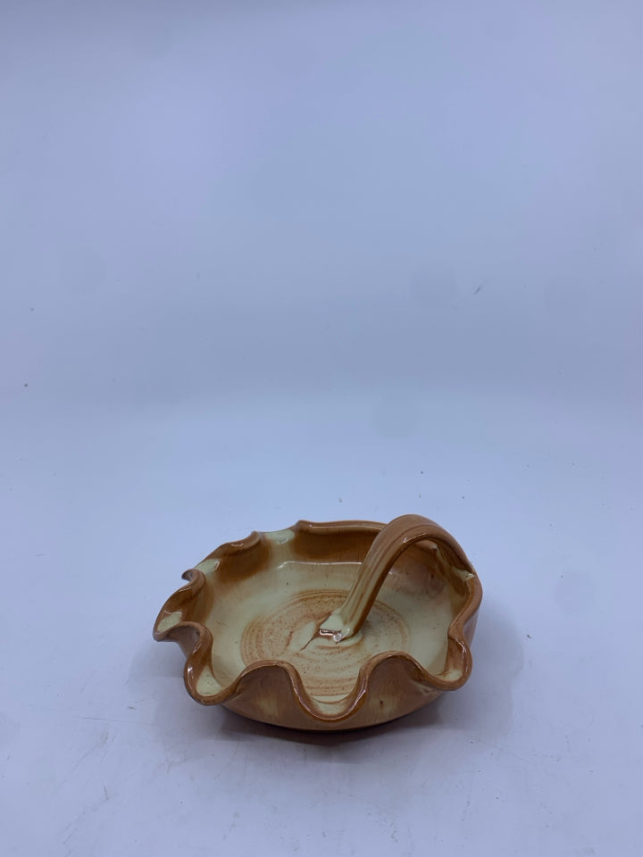 BROWN/TAN RUFFLED EDGE CANDLE HOLDER W HANDLE.