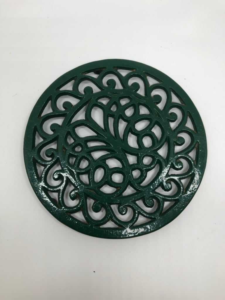 DK GREEN METAL ROUND TRIVET.