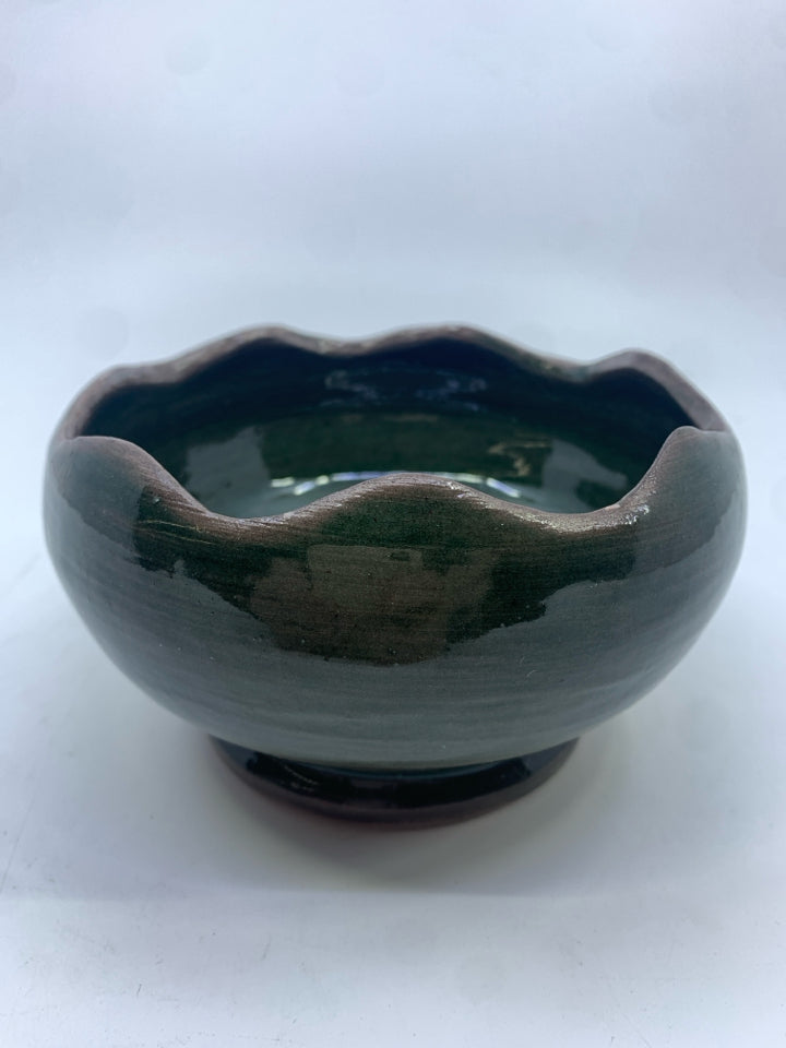 GREEN TEXTURED POTTERY CANDY DISH BOWL.