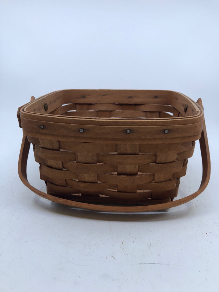 1984 SQUARE LONGABERGER BASKET WITH HANDLE.