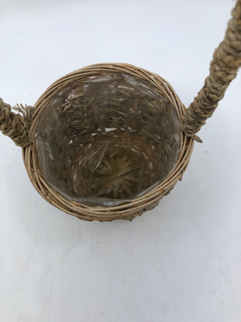 SMALL WICKER BASKET W/HANDLE LINER.