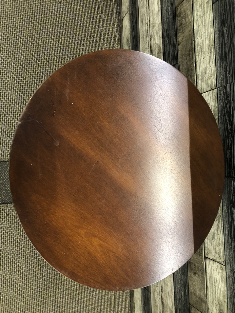 DK WOOD ROUND PEDESTAL SIDE TABLE.