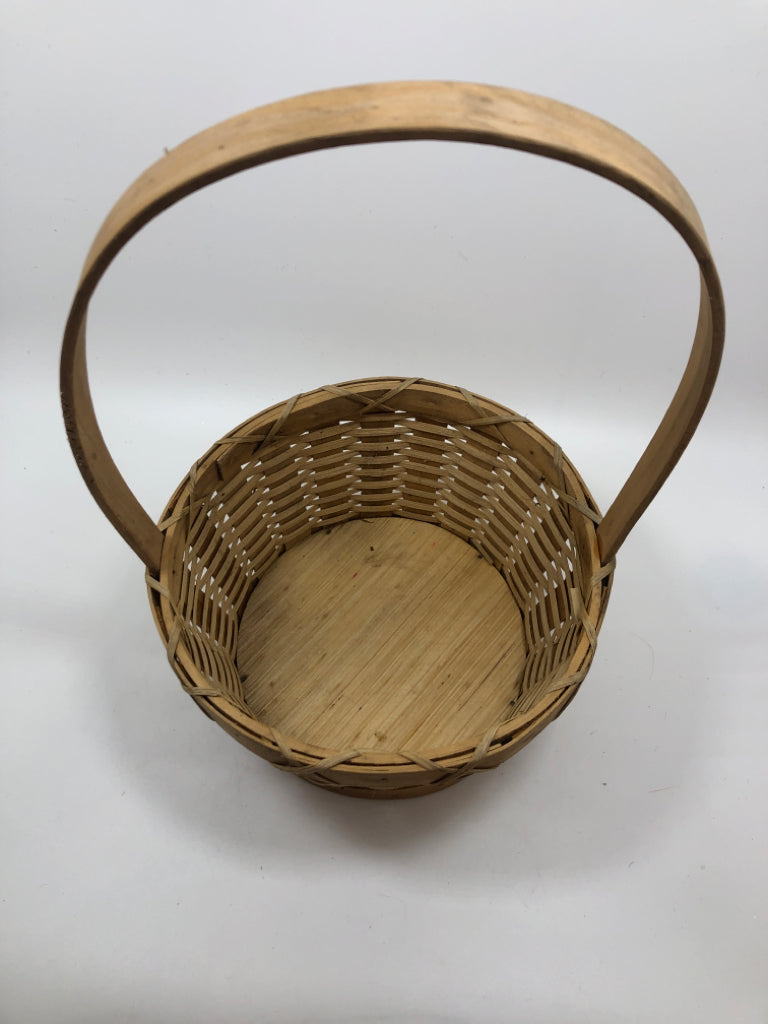 ROUND BASKET W/WOOD HANDLE.