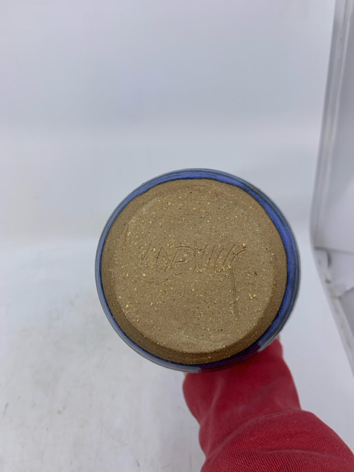 BLUE RIBBED BOTTOM W/ RED GLOSSY TOP VASE.