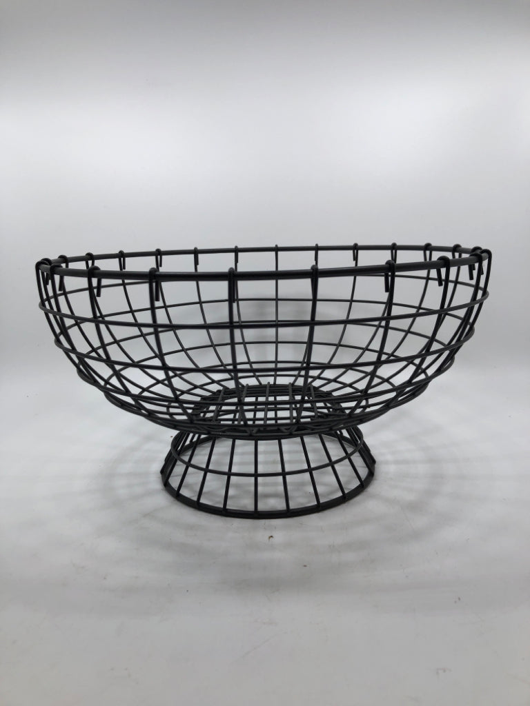 METAL WIRE PEDESTAL FRUIT BASKET.