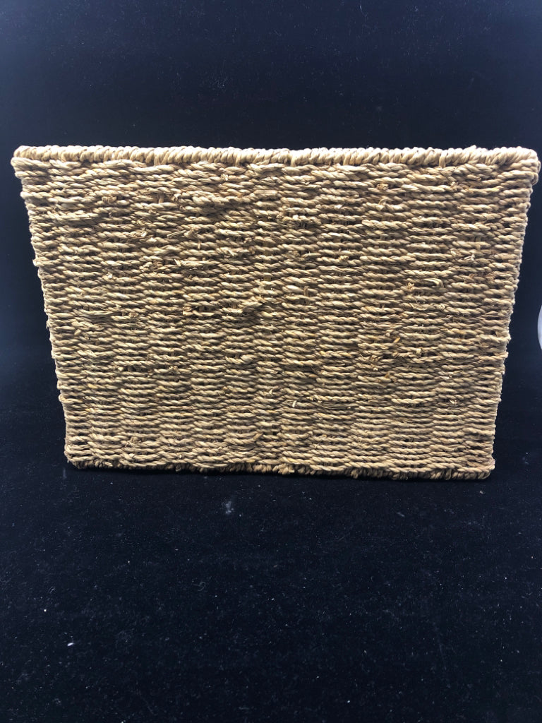 BLONDE WOVEN DESK ORGANIZER.