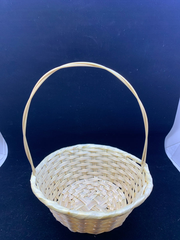 BLONDE WOVEN EASTER BASKET.