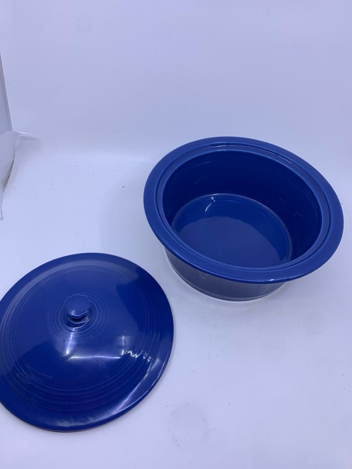 BLUE ROUND CASSEROLE DISH W LID.