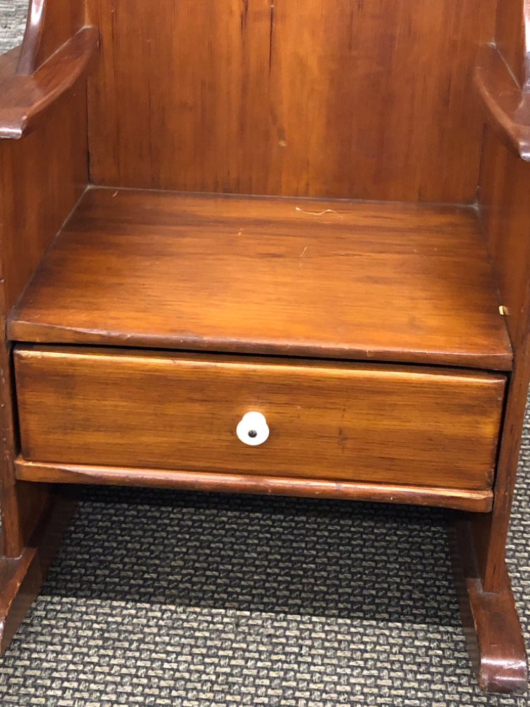 VTG ROCKING CHAIR DECOR W/DRAWER.