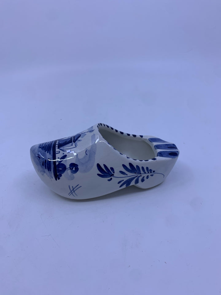VTG CERAMIC WHITE/BLUE DUTCH SHOE.