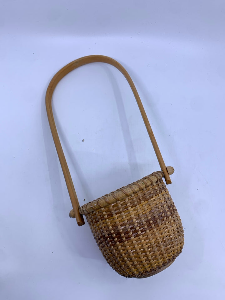 SMALL TIGHT WOVEN BASKET W HANDLE.