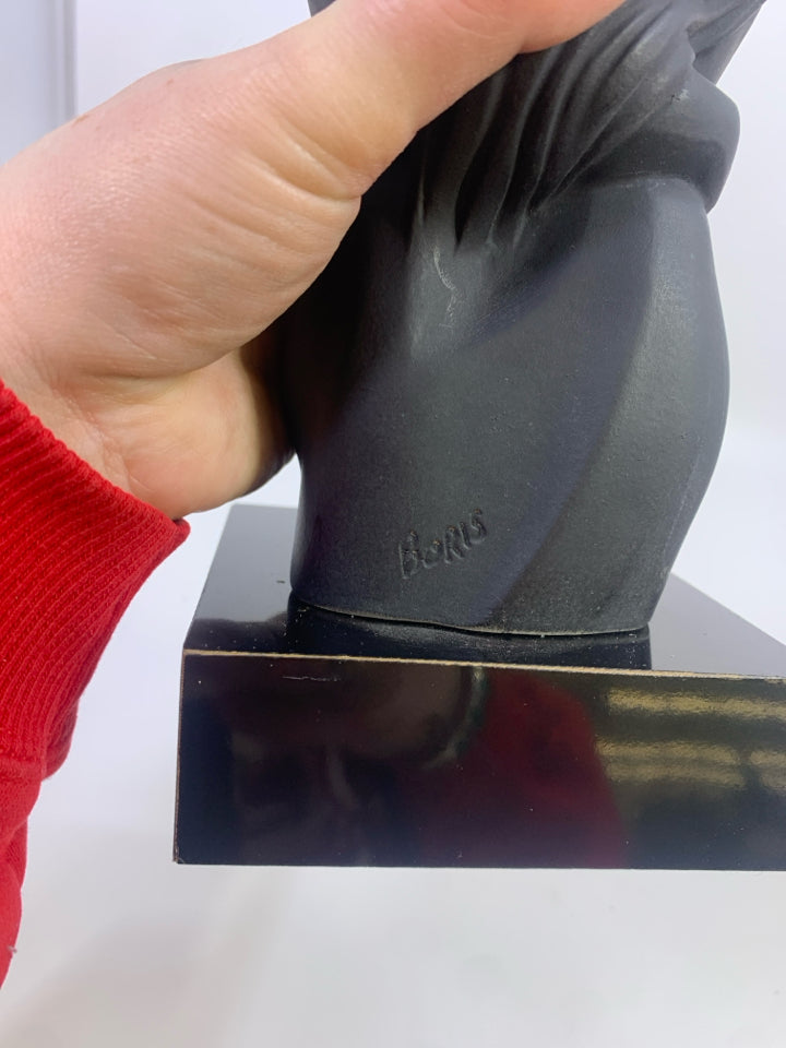 MATTE BLACK COUPLE KISSING DURASTONE FIGURINE AUSTIN PRODUCTIONS.