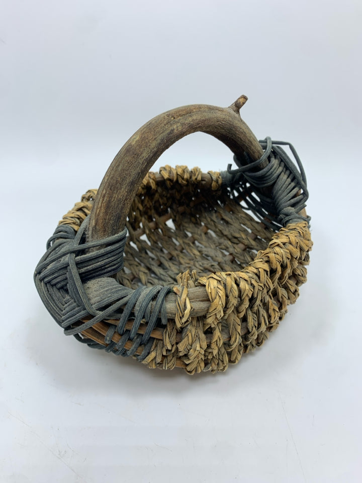 SM WOVEN BASKET W/BRANCH HANDLE.