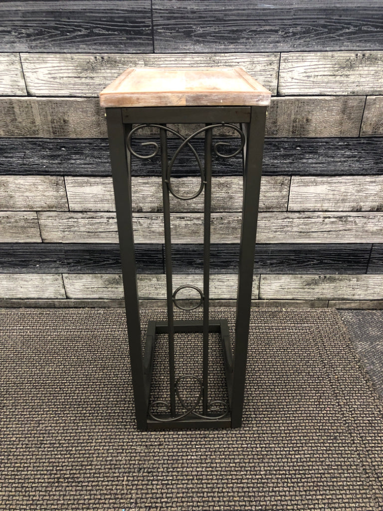 RUSTIC WOOD-TOP SOFA SIDE TABLE W/METAL BASE.
