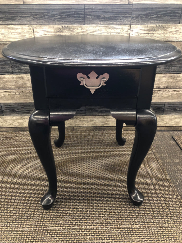 BLACK PAINTED WOOD SIDE TABLE W/DRAWER.