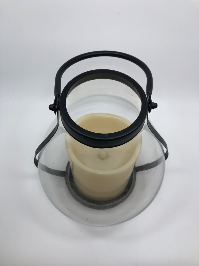 GLASS AND BLACK METAL HURRICANE LANTERN W/LED CANDLE.