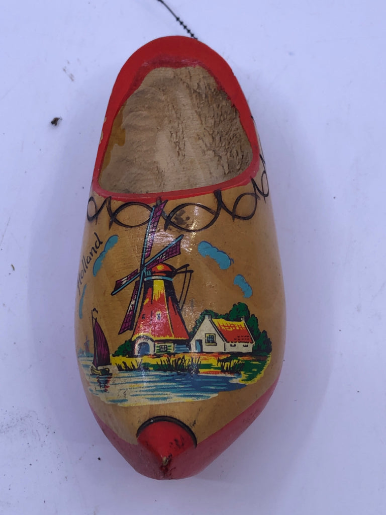 WOOD CARVED HOLLAND PAINTED CLOG.
