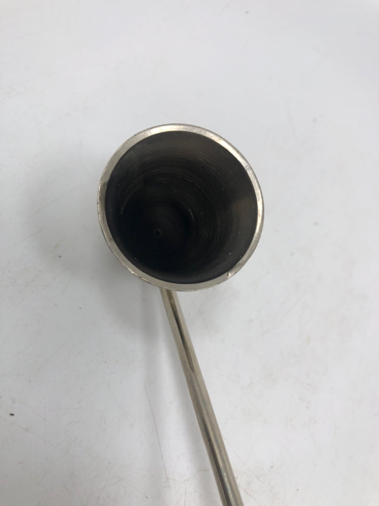 SILVER CANDLE SNUFFER.