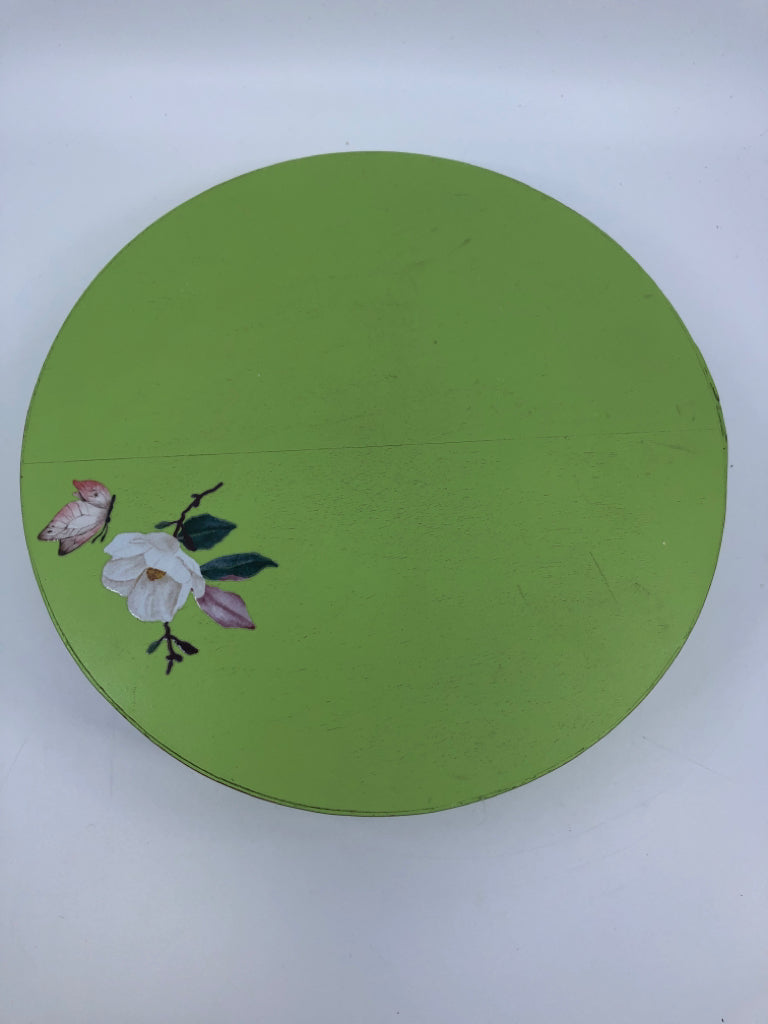 GREEN ROUND WOOD BOX W WHITE FLOWERS.