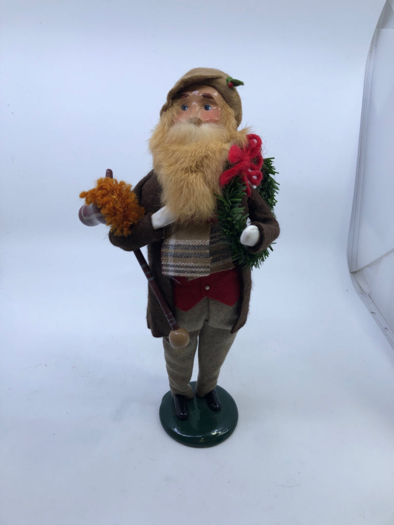 BYERS' CHOICE MAN W TOY AND WREATH-1995.