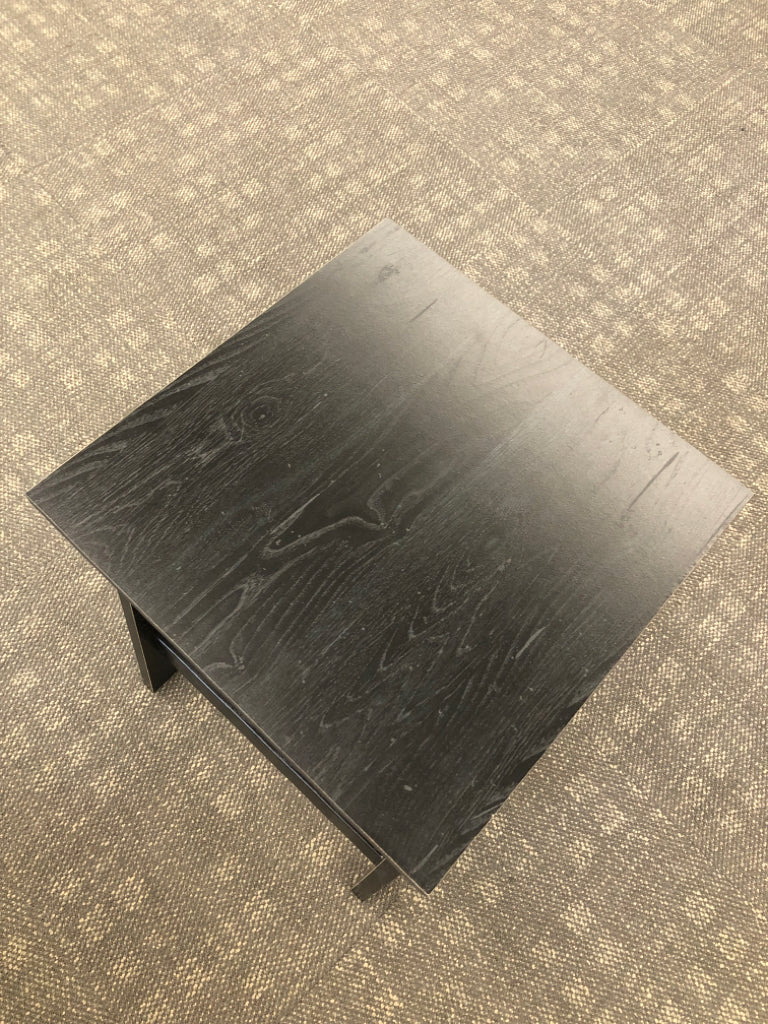 BLACK WOODEN SIDE TABLE.