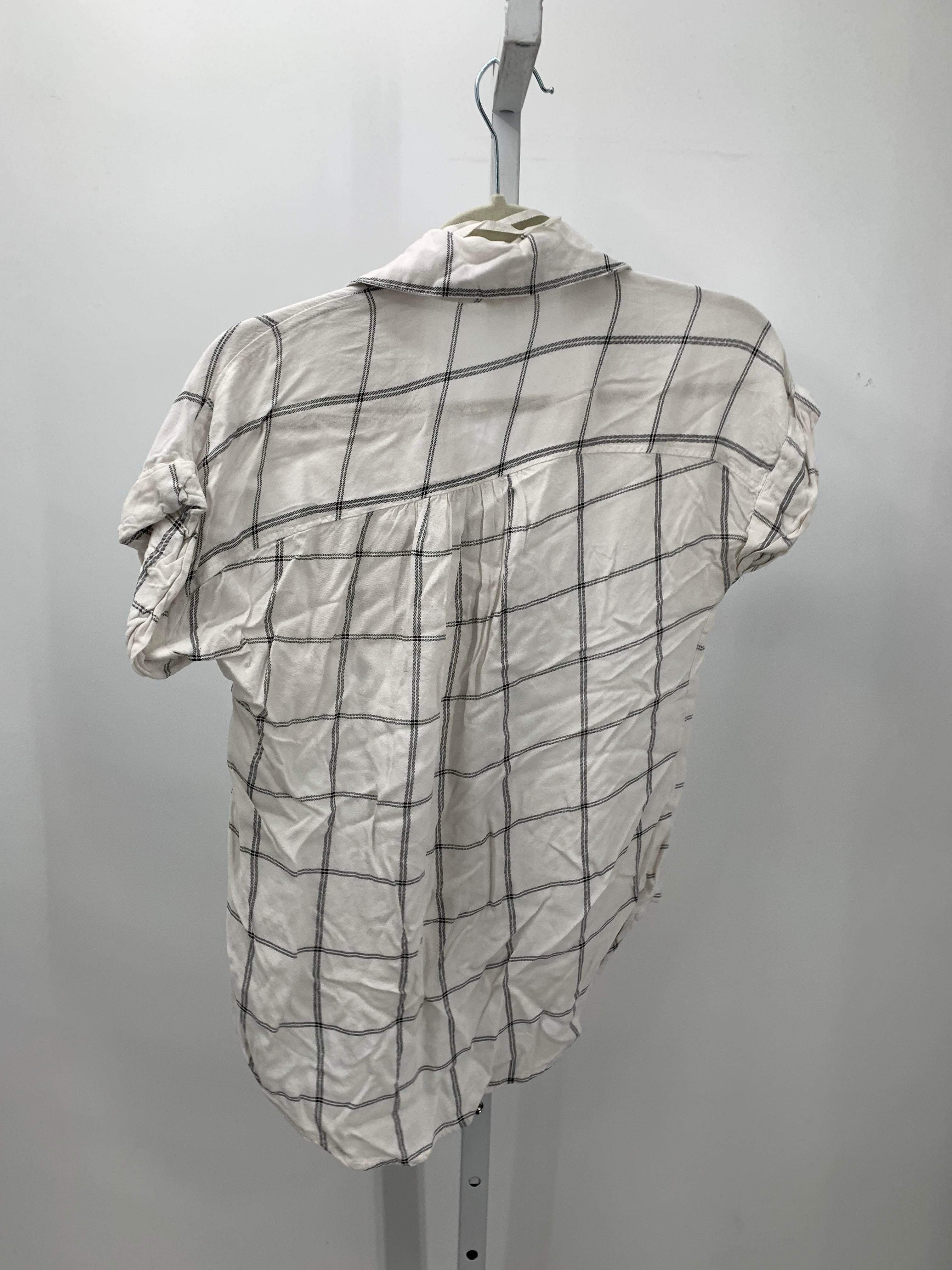 Size Medium Juniors Short Sleeve Shirt