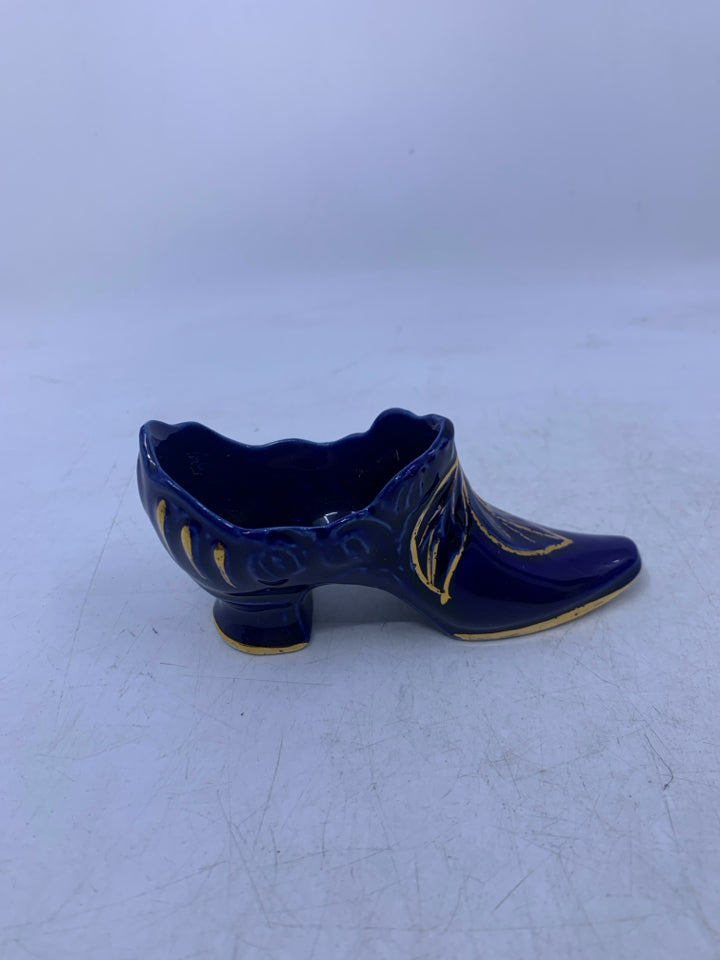 COBALT BLUE HIGH HEEL SHOE W/ GOLD LEAF DETAIL.