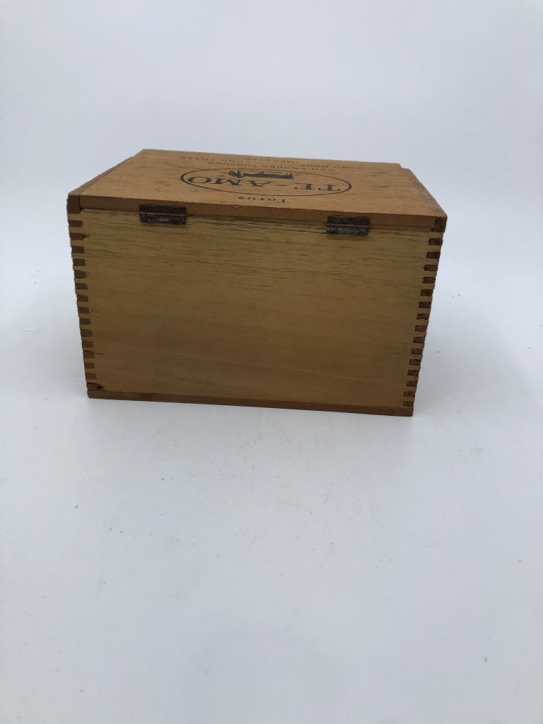 VTG TOBACCO CIGAR HOLDER WOOD BOX.