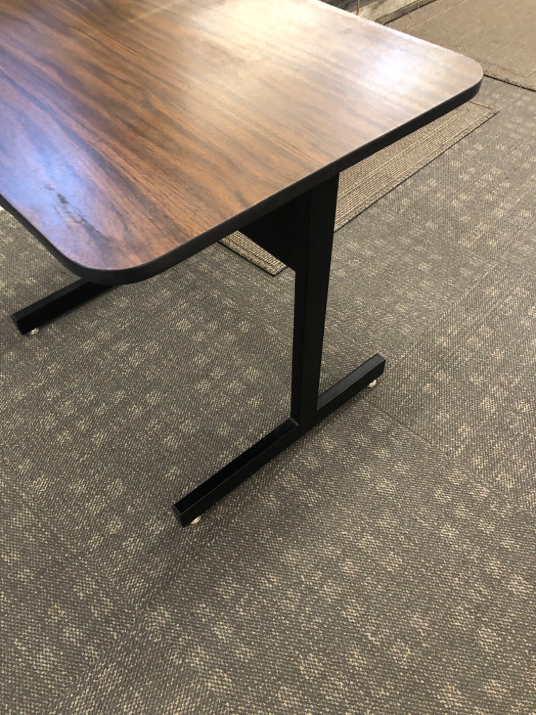 BROWN AND BLACK METAL COMPUTER DESK.