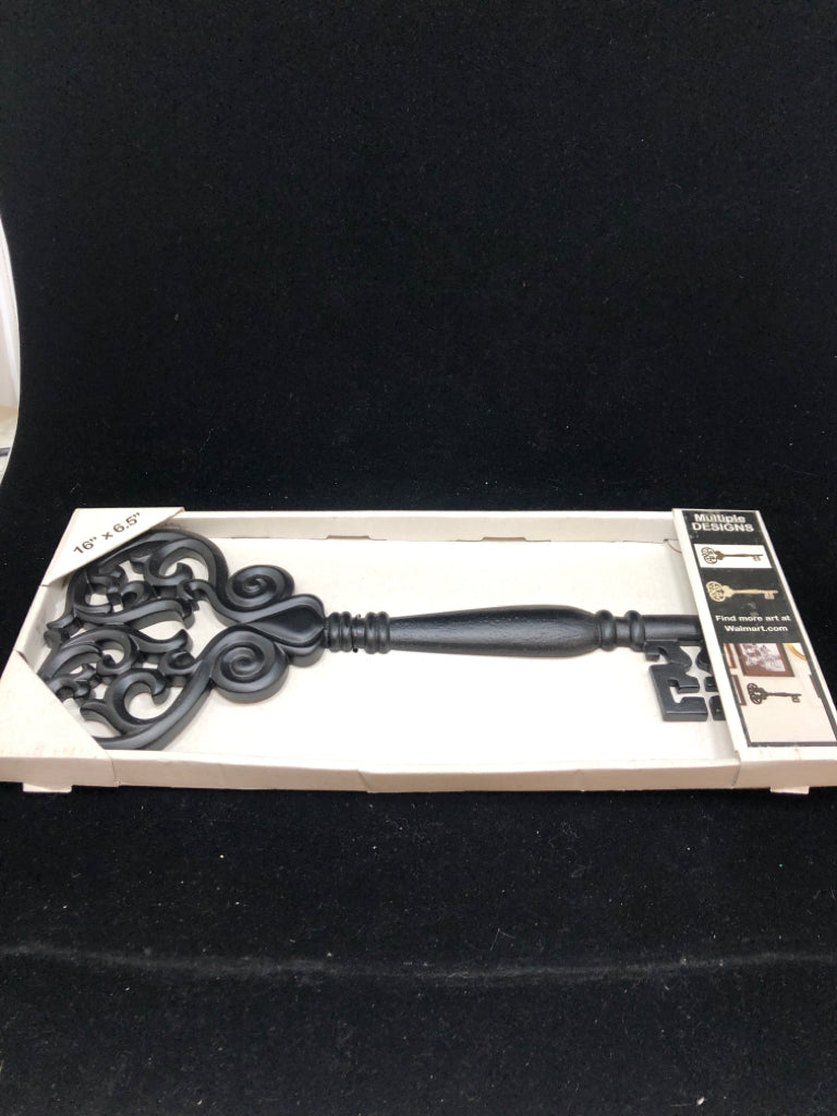 NIP BLACK PLASTIC OLD FASHION KEY WALL HANGING.