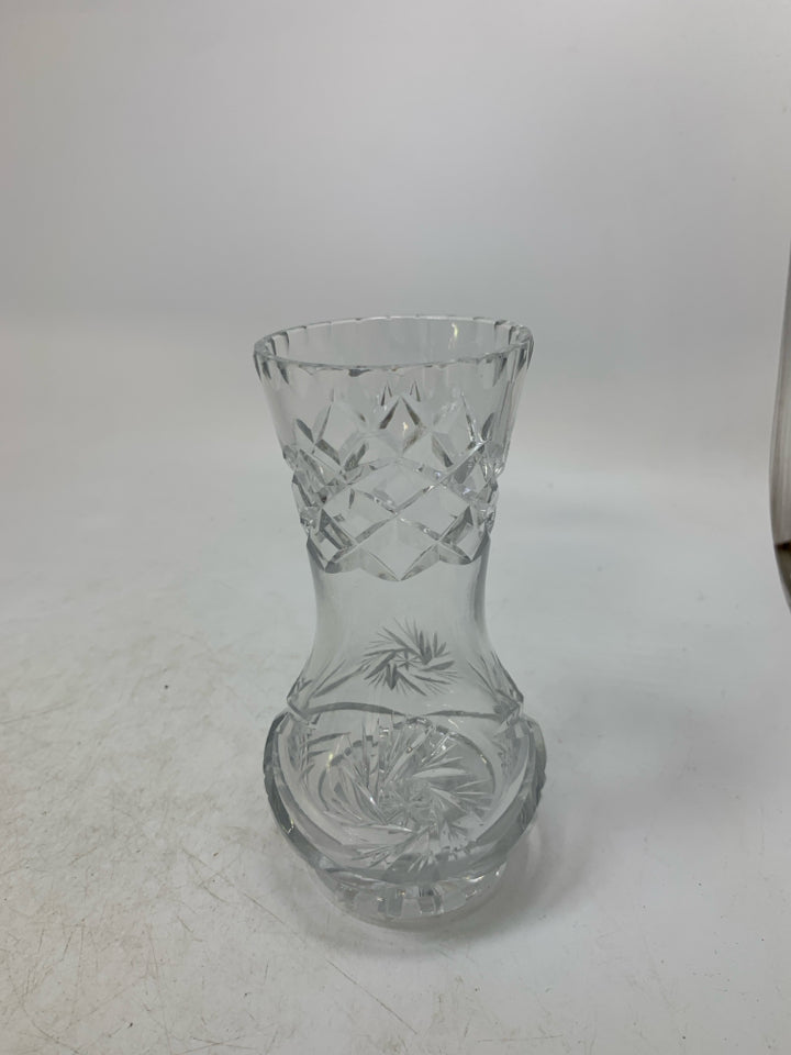 HEAVY BOTTOM DIAMOND PATTERN NECK CRYSTAL VASE.