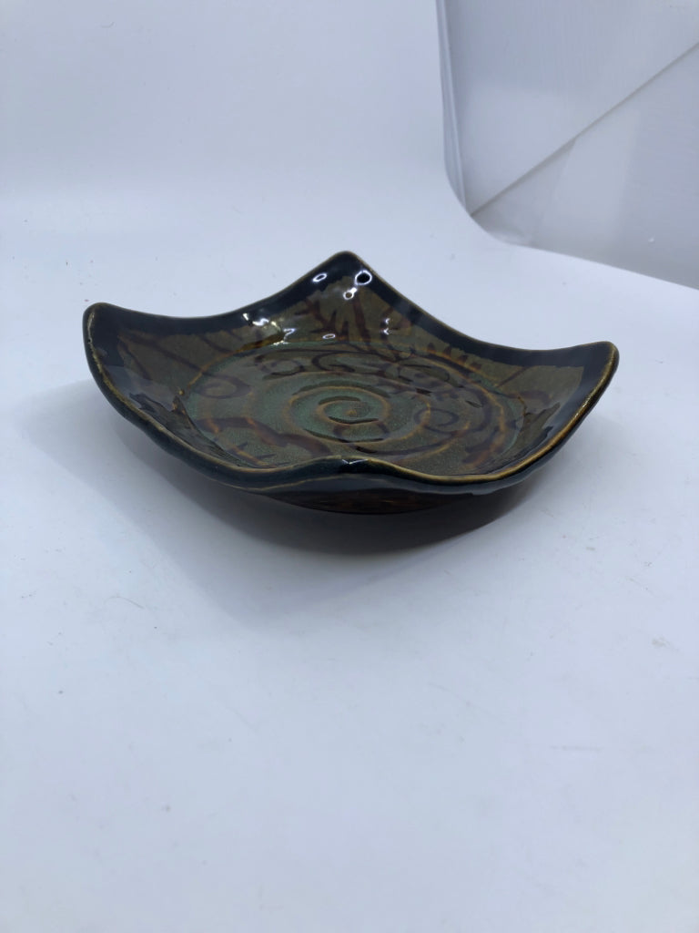 BROWN RAISED EDGE CANDLE PLATE.