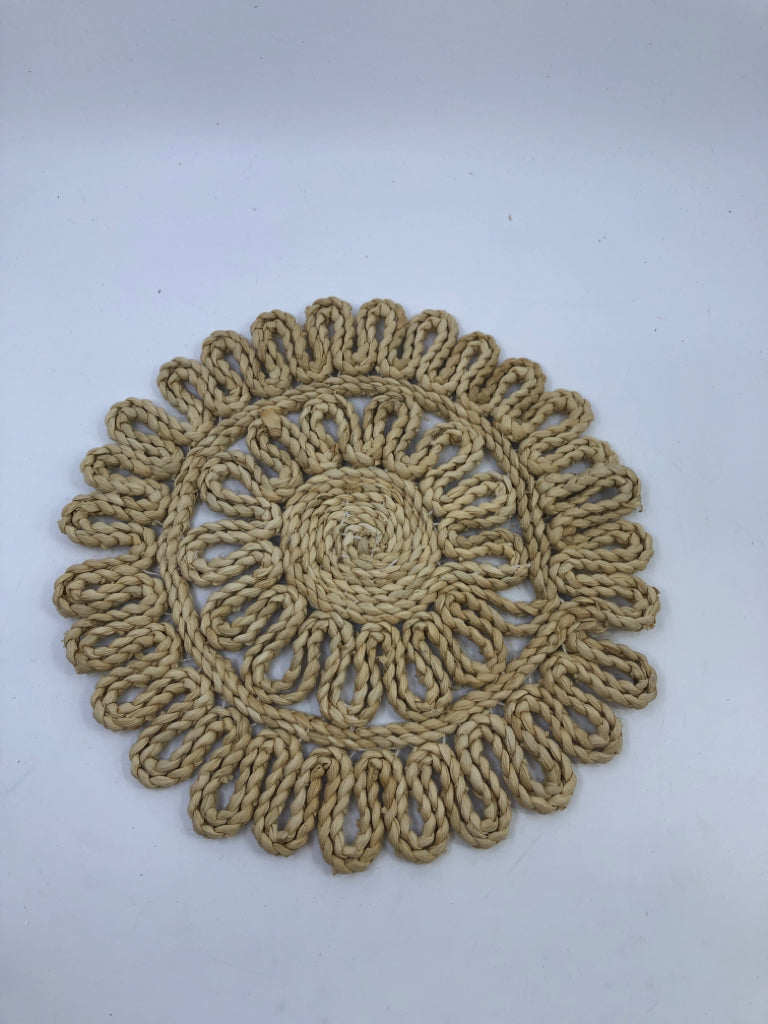 BLONDE WOVEN TRIVET.
