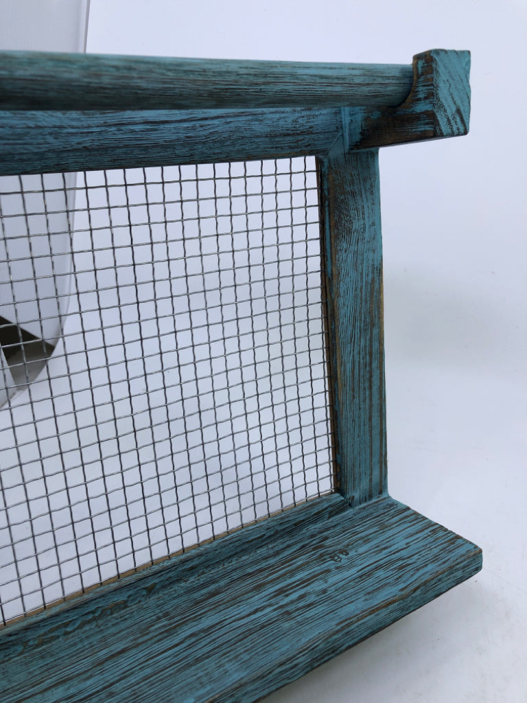 BLUE STAINED WOOD WALL HANGING W/CHICKEN WIRE & 16 HOOKS W/DETACHABLE ROD.